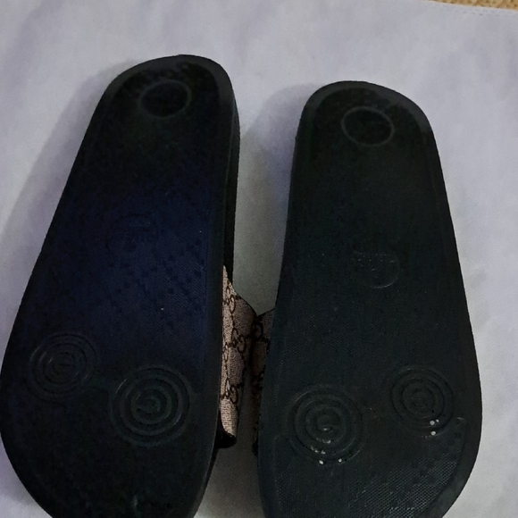 Gucci Black and Brown Bee Sandals - Picture 2 of 11